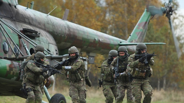 Podľa uniknutých dokumentov pôsobí na Ukrajine aj špeciálna skupina z NATO. Francúzsko to odmieta