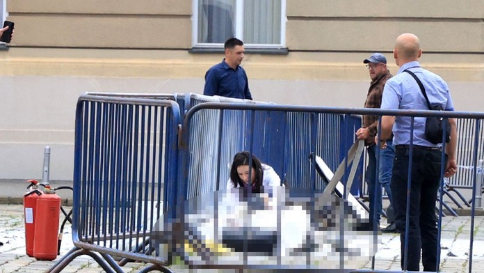 Na snímke muž, ktorý sa podpálil na Námestí sv. Marka v centre Záhrebu.