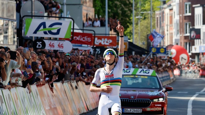 Pogačar opäť dokázal svoju výnimočnosť, na slávnych pretekoch nedal konkurentom šancu