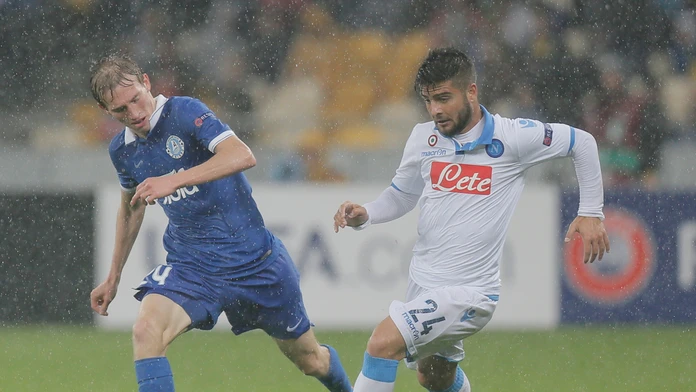 Hráč Neapola Lorenzo Insigne a hráč Dnepra Valerij Fedorčuk