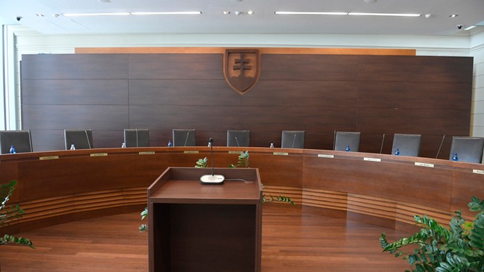 Legenda Detroitu Ted Lindsay na sníme z októbra 2008 so svojou sochou.