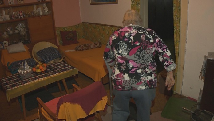 Záber na byt dôchodkyne, ktorú prepadli.