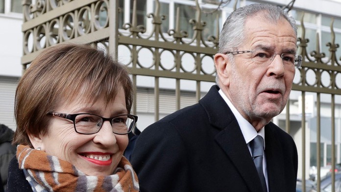 Alexander Van der Bellen s manželkou.