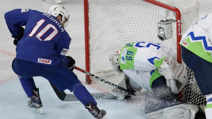 Matija Pintarič (vpravo) zo Slovinska chytá pokus Francúza Laurenta Meuniera v dueli MS 2017.