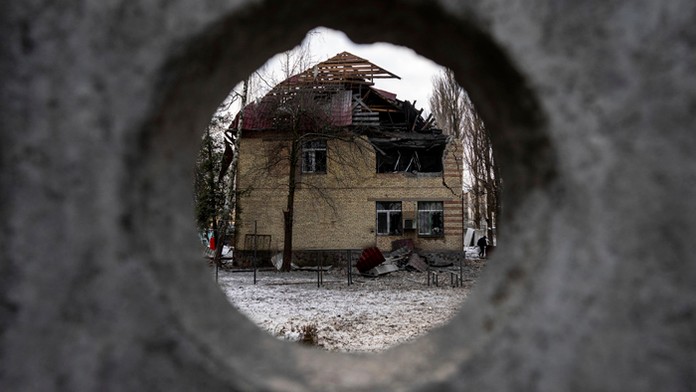 Budova daňového úradu, ktorú zničilo ruské ostreľovanie v centre Kyjeva.
