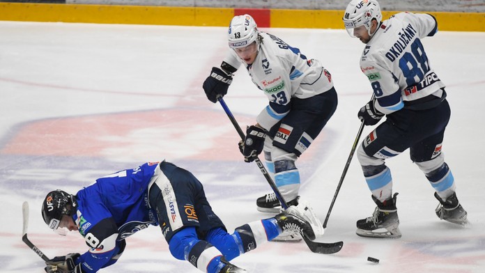 Andrej Kukuča (HK Poprad) a František Gajdoš a David Okoličány (obaja HK Nitra) v druhom zápase štvrťfinále play off