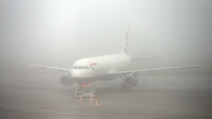 Najhoršie už má Británia za sebou. Hmly by sa mali dnes rozplynúť