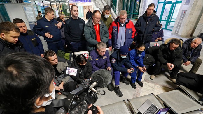 Japonskí vesmírni turisti sa bezpečne vrátili na Zem.