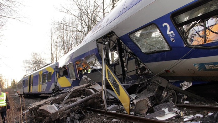Pohľad na súpravu vlaku, ktorý sa zrazil v nemeckom Bad Aiblingu.