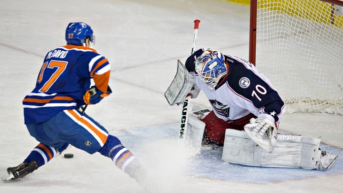 Nováčik Connor McDavid prekonáva brankára Joonasa Korpisala hneď v prvom zápase po zotavení zo zranenia.