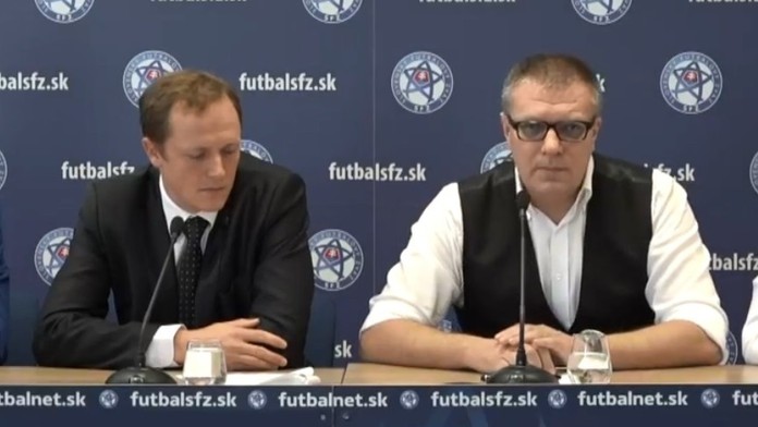 Prezident Slovenského futbalového zväzu Ján Kováčik a manažér integrity futbalu Peter Dedík na tlačovej konferencii.