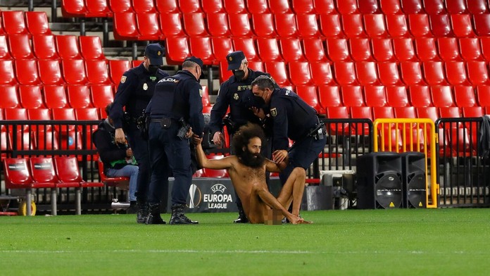 Exhibicionista na ihrisku v Granade.