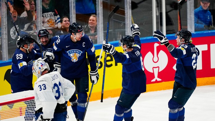 VIDEO: V dueli Fínska s Francúzskom padali góly z nemožných uhlov. Severania opäť nepresvedčili