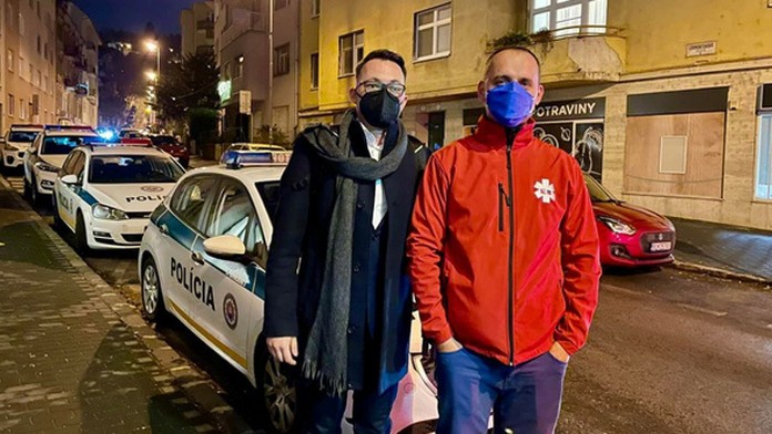 Záchranárov prepustili z policajnej cely.