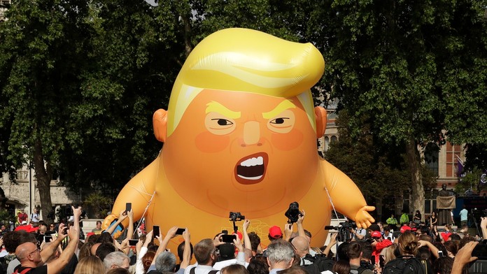 V centre Londýna sa na demonštrácii proti Trumpovi zišli desaťtisíce ľudí.