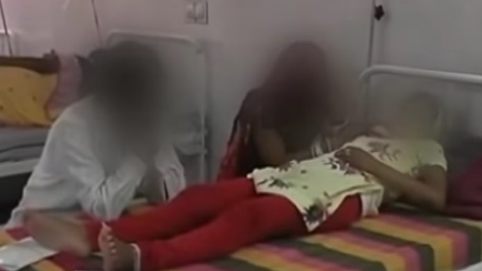 Dievča obvinilo osem učiteľov z hromadného znásilnenia.