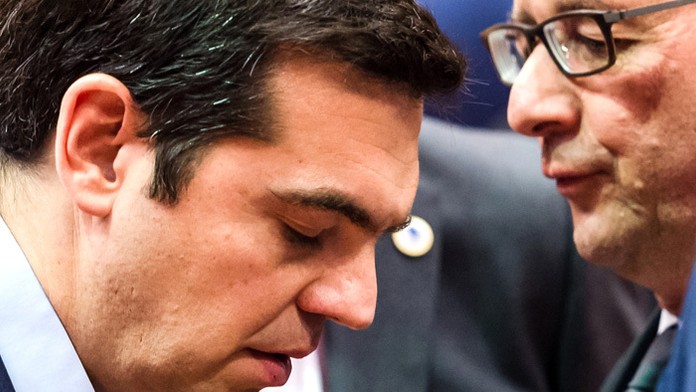 Francúzsky prezident Francois Hollande (vpravo) v rozhovore s gréckym premiérom Alexisom Tsiprasom.