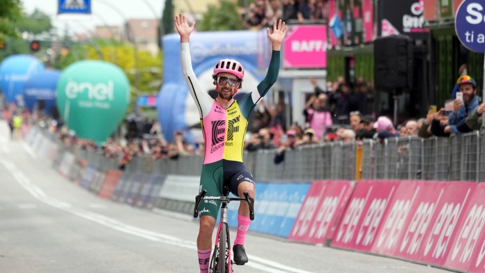 Ben Healy vyhráva etapu Gira