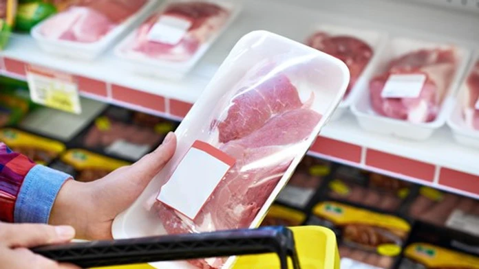 Veterinári našli v supermarkete mäso s hnilobným zápachom. Z predaja stiahli stovky kilogramov