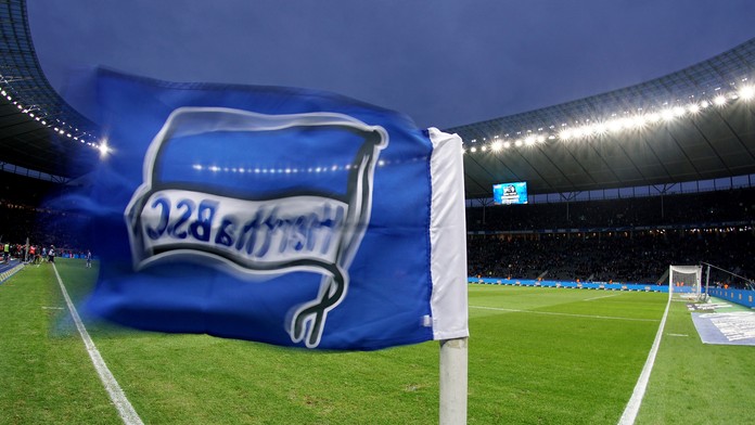 Lewis Dunk z Brightonu reaguje v dueli na pôde Sheffieldu United.