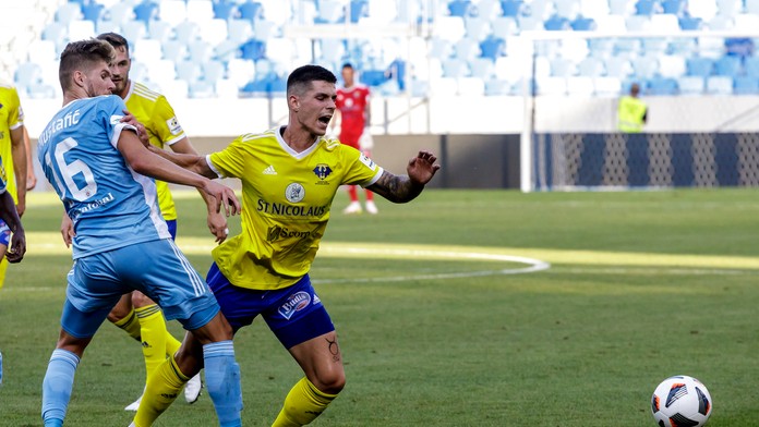 Na snímke zľava Alen Mustafič (Slovan) a Matúš Vojtko (Zemplín).