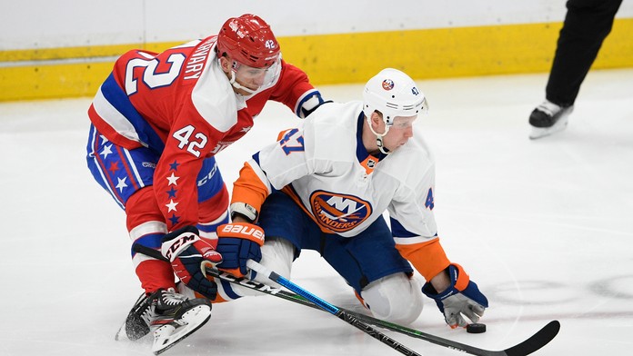 Leo Komarov v súboji s Martinom Fehérvárym.