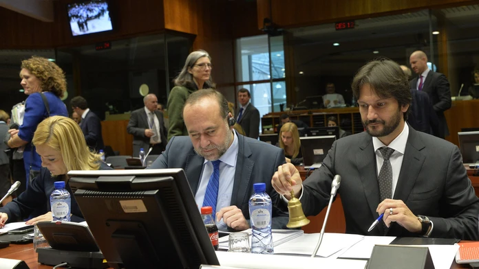 Podpredseda vlády a minister vnútra SR Robert Kaliňák (vpravo) ohlasuje zvonením začiatok rokovania Rady EÚ pre vnútro a spravod