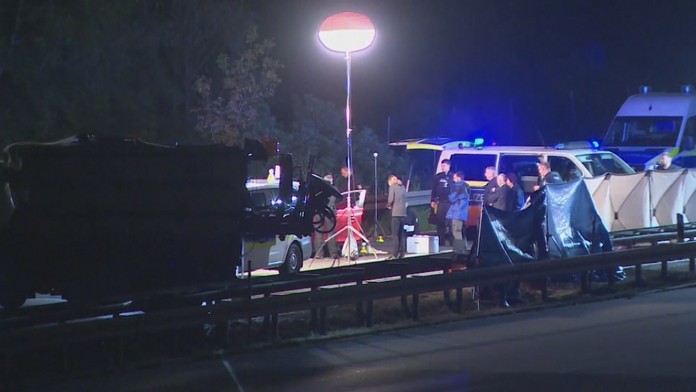 Novinár Adam Valček (vpravo).