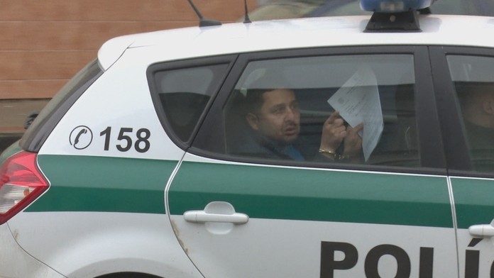 Gang, ktorý údajne zneužíval telesne postihnutých ľudí na žobranie, sa postavil pred sudcu