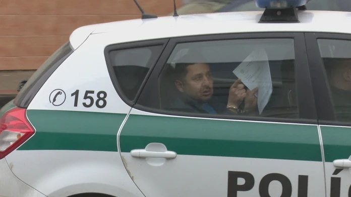 Gang, ktorý údajne zneužíval telesne postihnutých ľudí na žobranie, sa postavil pred sudcu