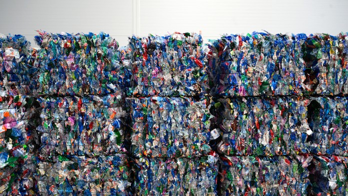 Zálohovaniu fliaš a plechoviek hrozí zmena. Opozícia varuje pred pokusom ovládnuť systém