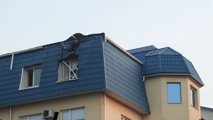 Zničená strecha po zásahu granátometom.