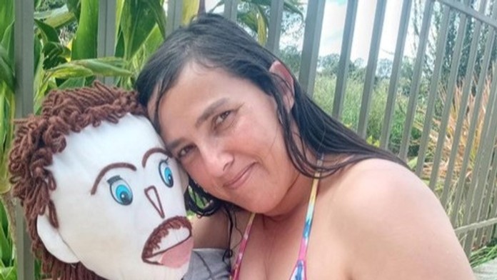 Žena sa vydala za handrovú bábiku. Teraz oznámila, že čaká štvrté „dieťa“