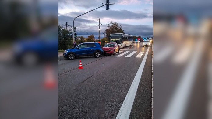 V Košiciach na Pereši sa zrazil autobus a dve autá. Zasahujú všetky záchranné zložky