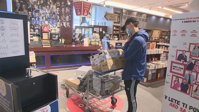 Obchody sú od dnes už pre každého. Zmenu opatrení by prijali aj reštaurácie