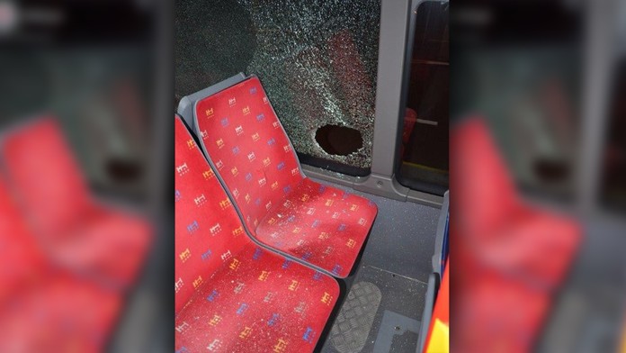 Zničené okno v bratislavskom autobuse.