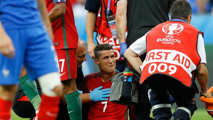 Líder Portugalska Cristiano Ronaldo v slzách vo finále ME proti Francúzsku.