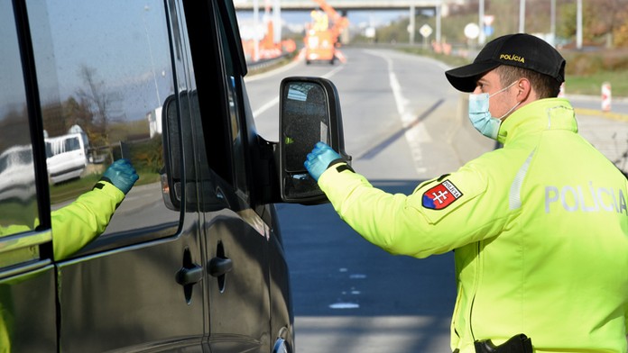 Kontrola dodržiavania opatrení na hraničnom priechode Čunovo-Rajka.