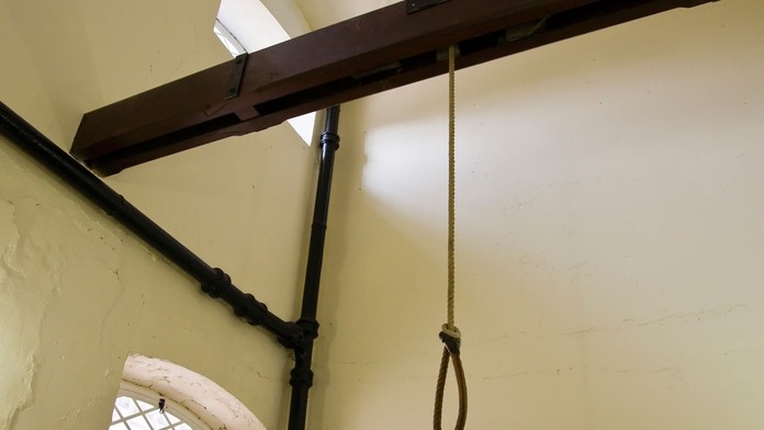 Na snímke slučka a šibenica v popravnej miestnosti.