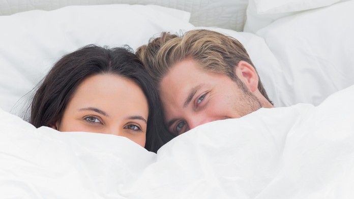 Muž so ženou v posteli