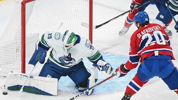 Na snímke Juraj Slafkovský v akcii.