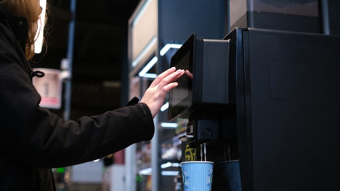 Žena si dala kávu z automatu. Skončila na jednotke intenzívnej starostlivosti