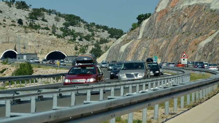 Na archívnej snímke kolóny vozidiel na diaľnici A1 pred tunelom Čelinka v Chorvátsku.