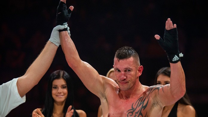 "Tomi Kid" Kovács oslavuje víťazstvo nad Maďarom Andrásom Sulákom.