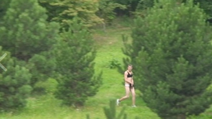 Polonahý mladík sa schovával medzi kríkmi 