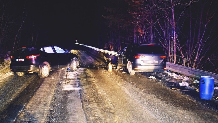 Vážna nehoda pri Lučenci. S ťažkými zraneniami skončil šofér i spolujazdci, medzi nimi aj dieťa
