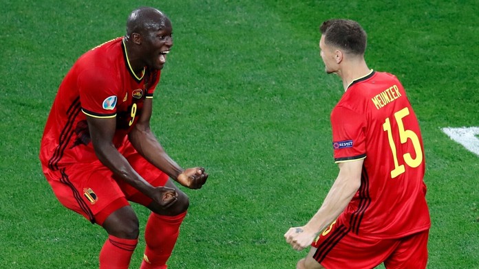 Romelu Lukaku sa teší z gólu s Thomasom Meunierom.