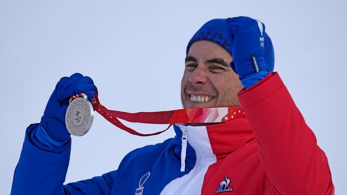 Johan Clarey oslavuje striebro na ZOH 2022.