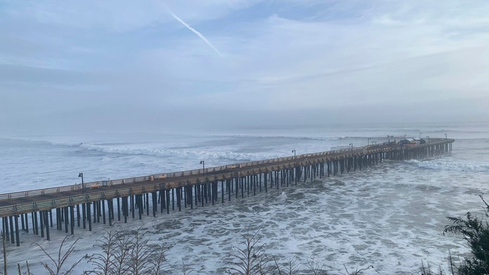 Pobrežie Kalifornie zápasí s vysokými vlnami aj záplavami. Na pláže vydali život ohrozujúce varovania