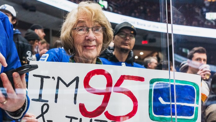 VIDEO: Moment, na ktorý čakala celý život. Seniorka (95) si prvýkrát naživo pozrela zápas NHL